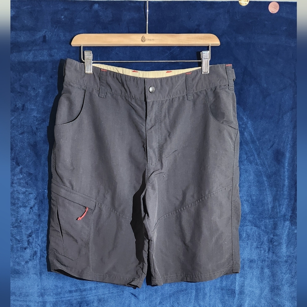 GILL SHORTS UV TEC MEN GRAPHITE. Size:M Color: Dark Gray